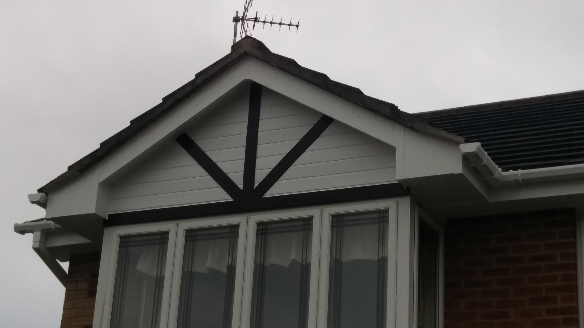 Apex-with detailing in white and brown Coalville